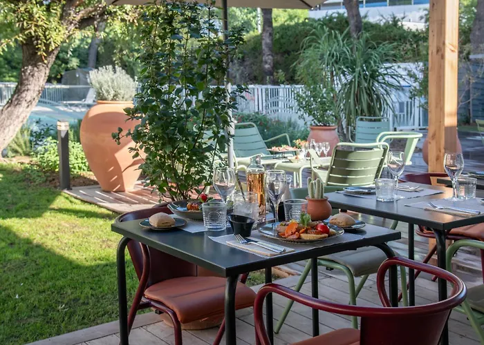 Novotel Aéroport Cap 3000 4*